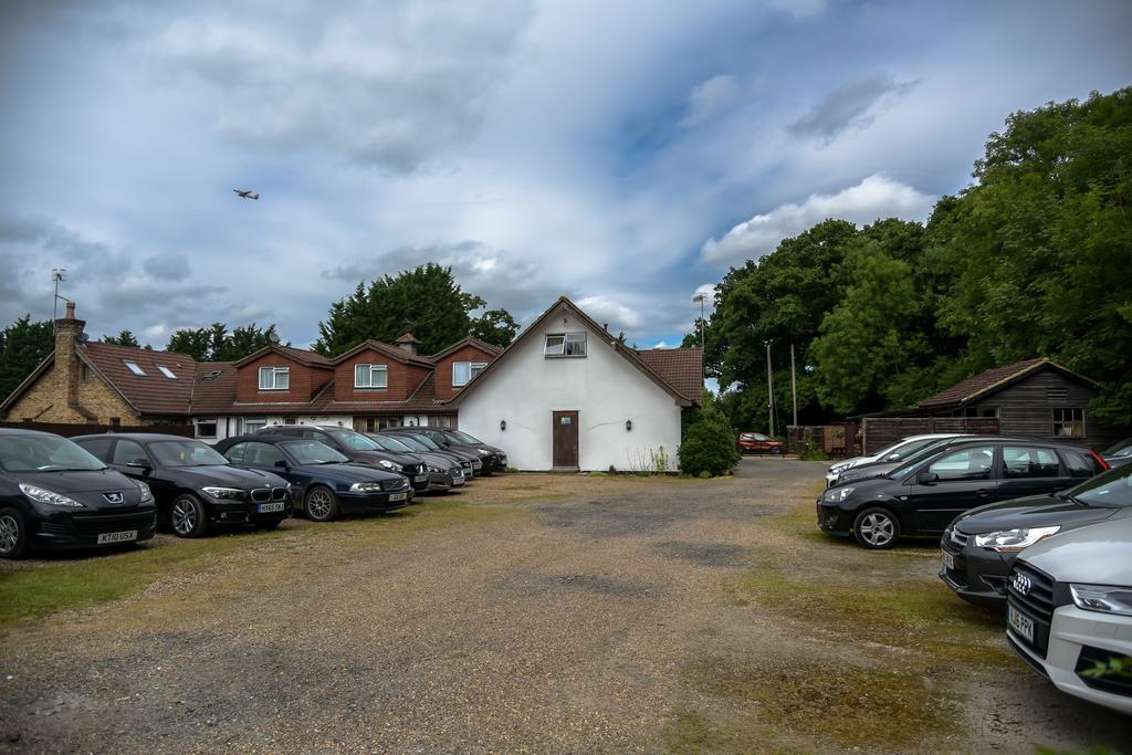 Little Foxes Hotel & Gatwick Airport Parking Crawley  Exterior photo