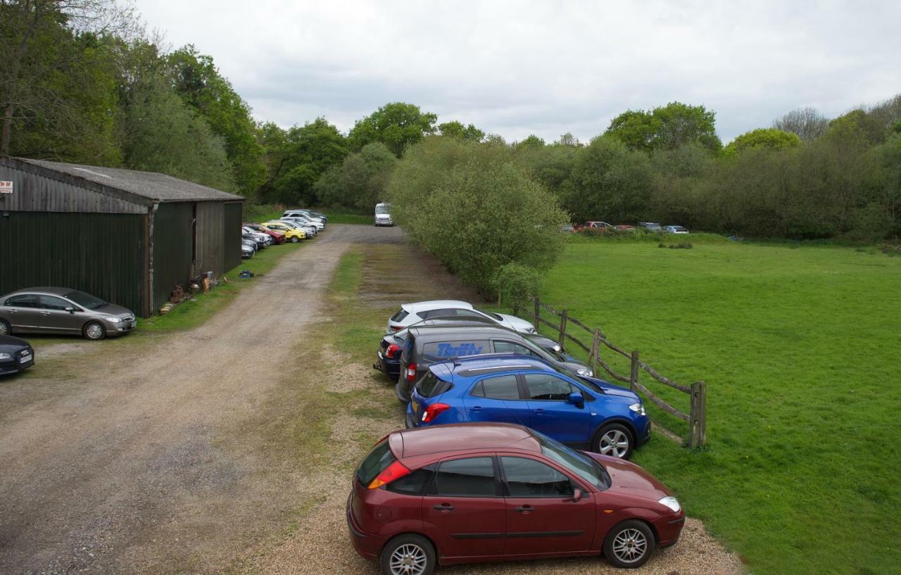 Little Foxes Hotel & Gatwick Airport Parking Crawley  Exterior photo