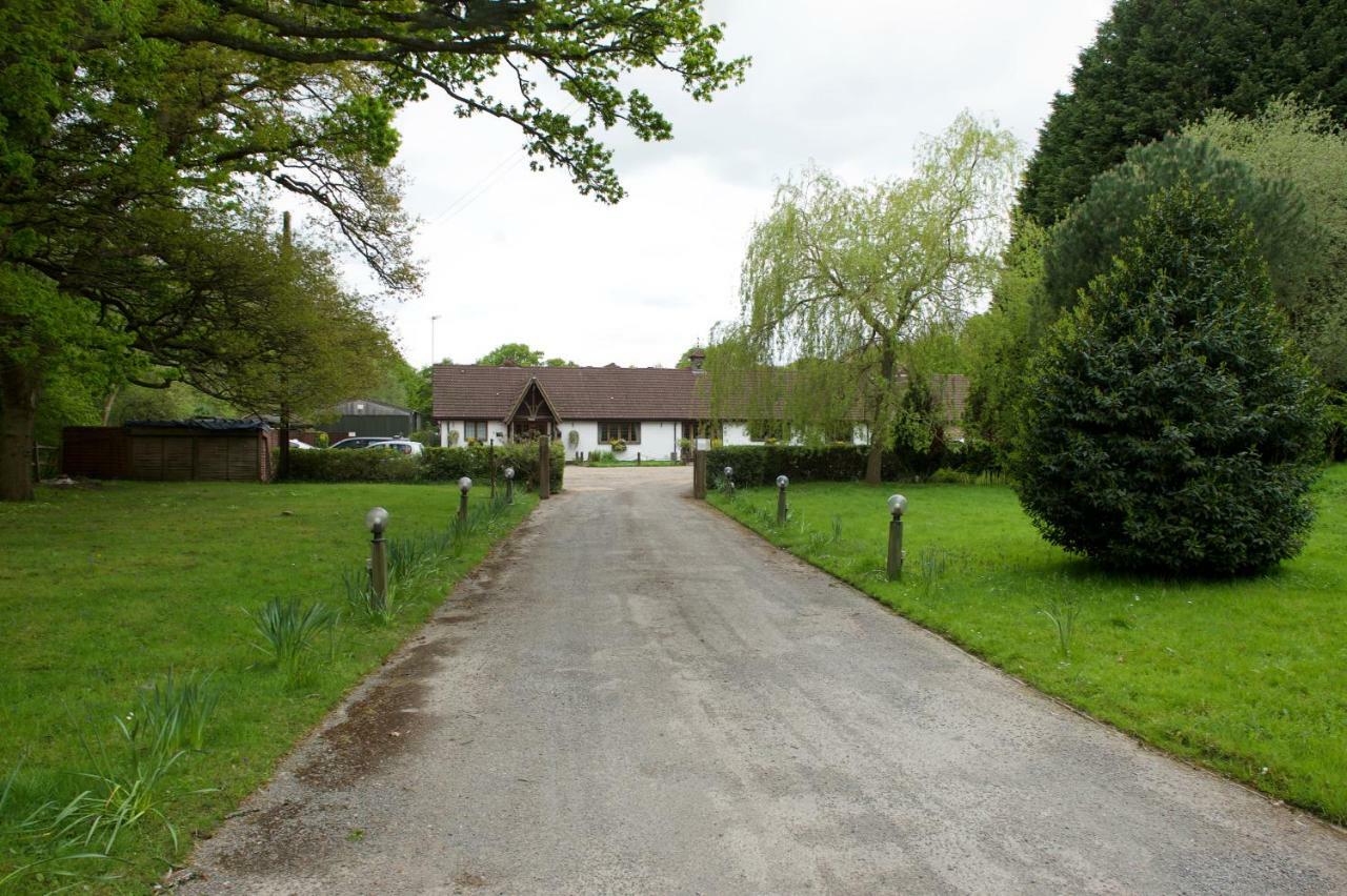 Little Foxes Hotel & Gatwick Airport Parking Crawley  Exterior photo